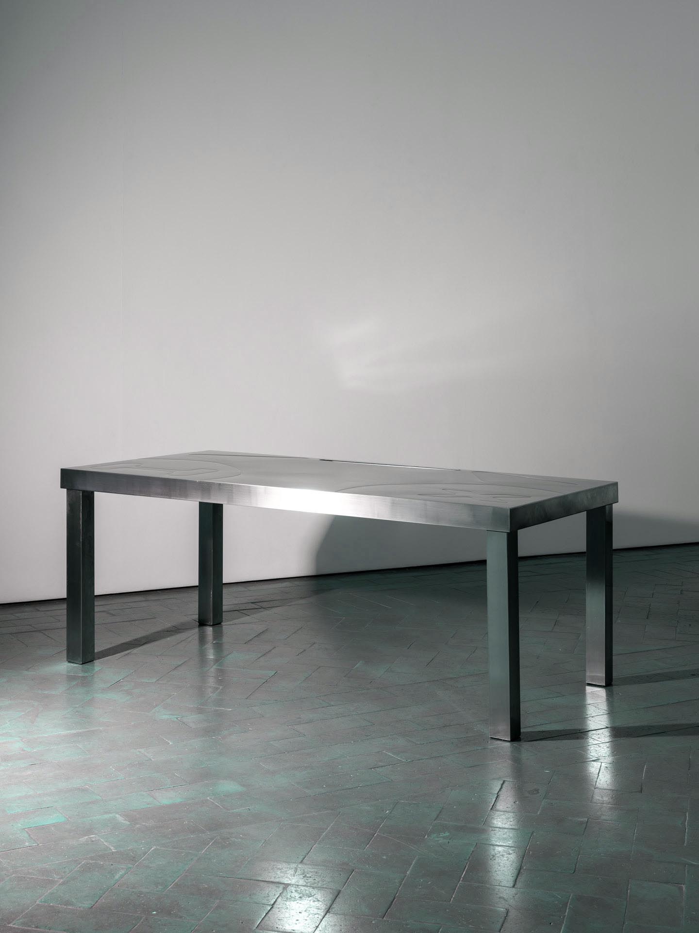 inohx workstation in shadowed gallery space